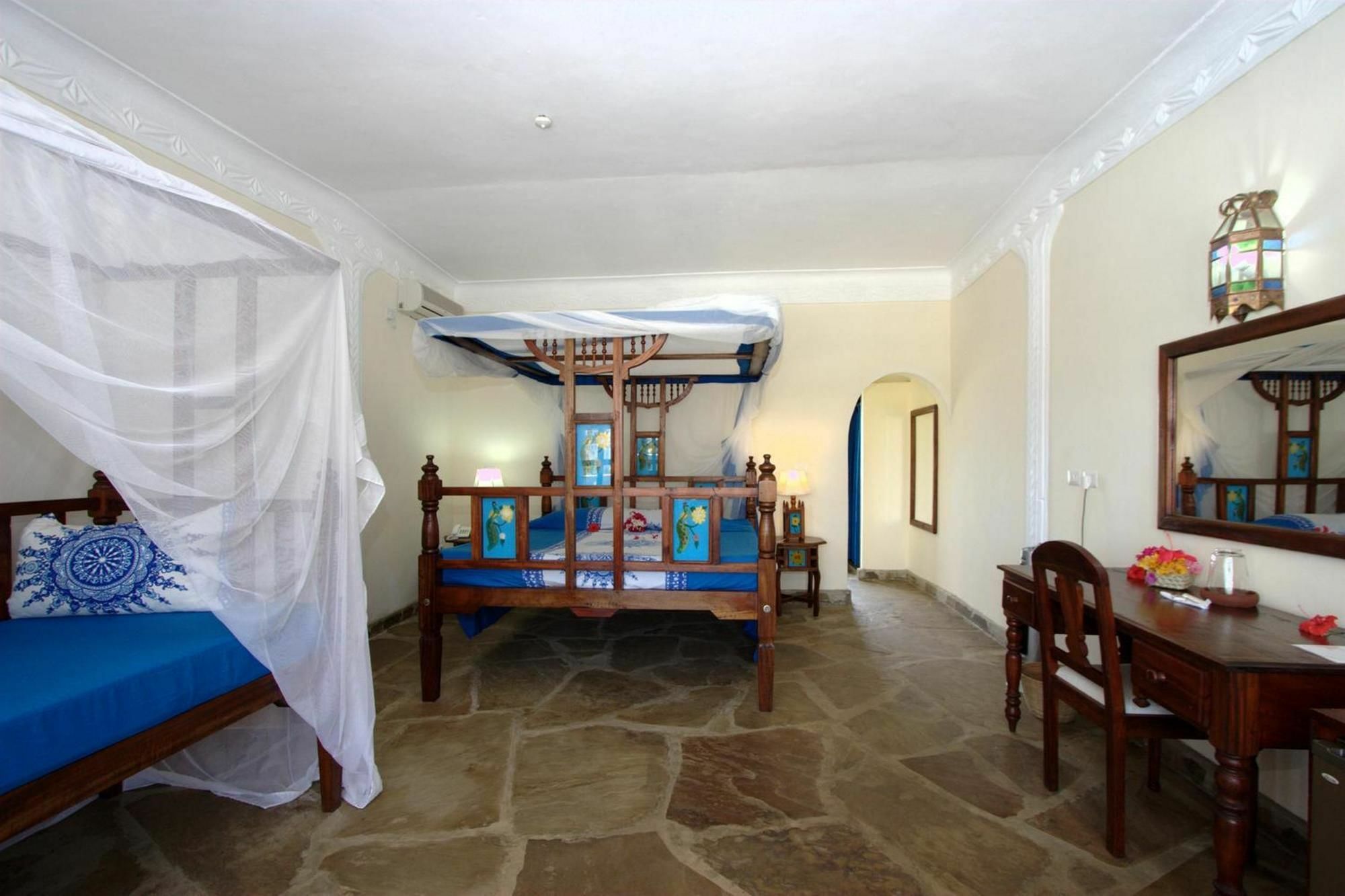 Jumbo Watamu Hotel Exterior photo